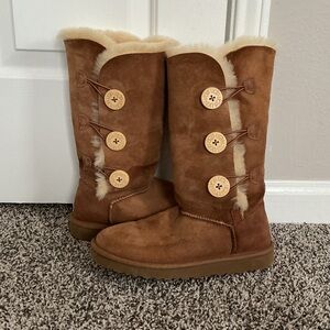 UGG Bailey Button Triplet Boots – Chestnut – Size 7
